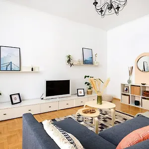 Spacious & Serene Downtown With Free Parking Budapesta